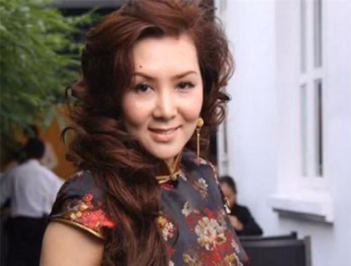 Ở tuổi 51, ngọc nữ màn ảnh Việt một thời vẫn khiến nhiều người xuýt xoa, ngưỡng mộ bởi nhan sắc xinh đẹp, mặn mà, quyến rũ. Mặc dù gương mặt đã để lộ vài dấu chân chim nhưng người đẹp vẫn giữ được thần thái sang trọng, kiêu sa như thuở mười tám đôi mươi.