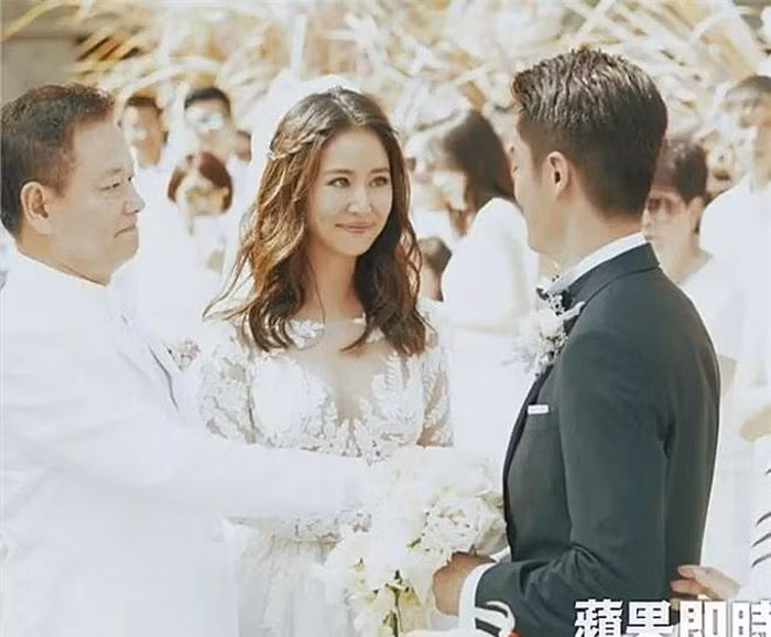 Cô dâu xúc động khi được bố trao tay cho chú rể kém tuổi Hoắc Kiến Hoa.