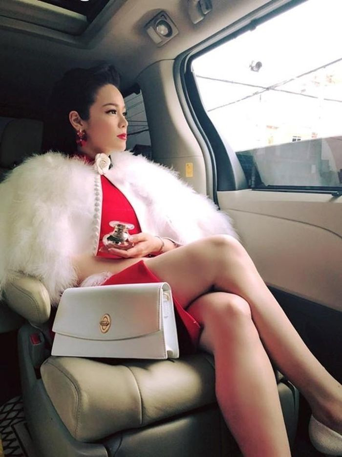 Bên cạnh hoạt động nghệ thuật, Nhật Kim Anh chuyển hướng kinh doanh mỹ phẩm và yến sào. Nhật Kim Anh cho biết, cô đầu tư 60% thời gian và tâm huyết cho kinh doanh, còn lại 40% để hoạt động nghệ thuật. Bên cạnh hoạt động nghệ thuật, Nhật Kim Anh chuyển hướng kinh doanh mỹ phẩm và yến sào. Nhật Kim Anh cho biết, cô đầu tư 60% thời gian và tâm huyết cho kinh doanh, còn lại 40% để hoạt động nghệ thuật.