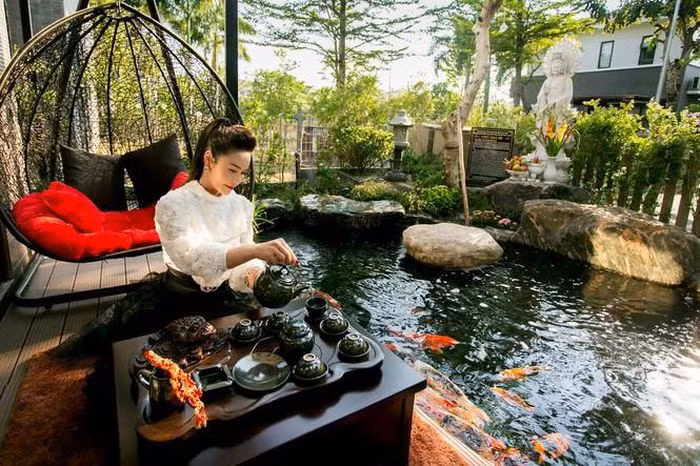 Hiện tại, Nhật Kim Anh sở hữu căn biệt thự hồ cá koi với diện tích 220m2 ở một khu đô thị cao cấp tại Bình Chánh (TP.HCM).