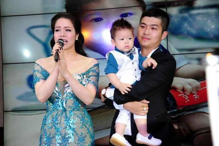 Thời gian gần đây, Nhật Kim Anh liên tục đăng tải những nội dung đấu tố, nhắc đến việc chồng cũ và gia đình không cho cô gặp con. Kết quả, cả hai đã phải đưa nhau ra tòa để giải quyết vụ kiện về việc giành quyền nuôi con. Thời gian gần đây, Nhật Kim Anh liên tục đăng tải những nội dung đấu tố, nhắc đến việc chồng cũ và gia đình không cho cô gặp con. Kết quả, cả hai đã phải đưa nhau ra tòa để giải quyết vụ kiện về việc giành quyền nuôi con.