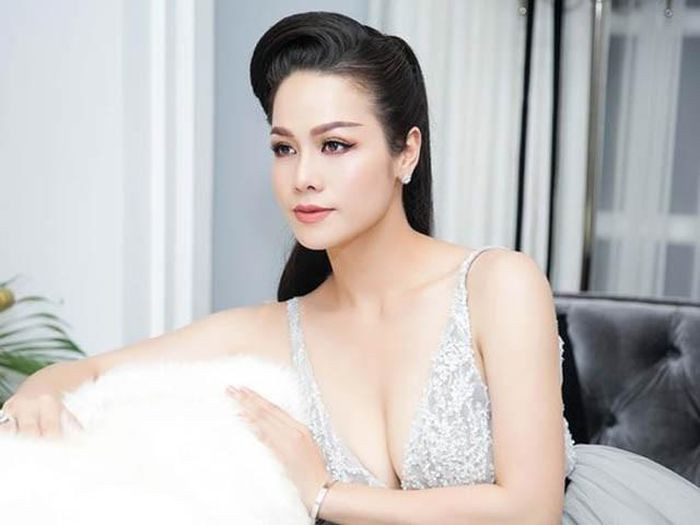 Có thể nói, sau vụ trộm bạc tỉ nhiều người hâm mộ mới biết Nhật Kim Anh là “đại gia ngầm” trong giới showbiz Việt. Có thể nói, sau vụ trộm bạc tỉ nhiều người hâm mộ mới biết Nhật Kim Anh là “đại gia ngầm” trong giới showbiz Việt.