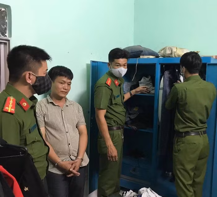 Công an khám xét nơi ở của Tuấn (áo sọc).