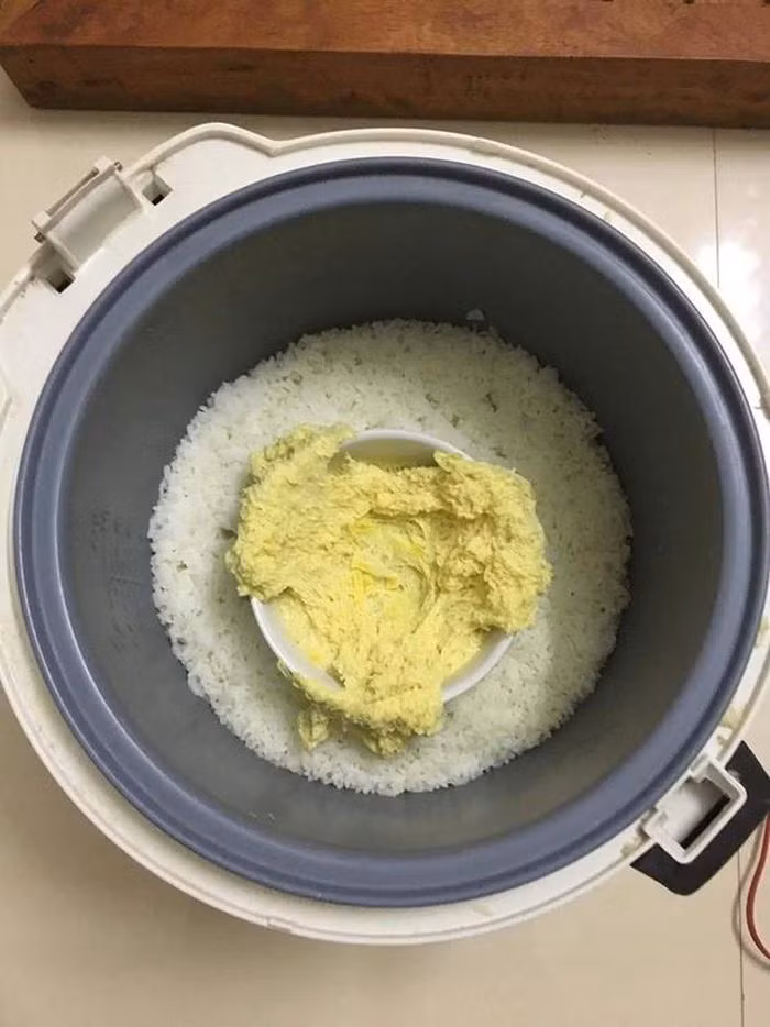 Đi làm về được vợ dọn sẵn cơm canh, nhưng mở nồi ra anh chồng..."chạy mất dép" ảnh 2