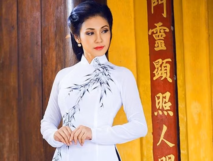 Việt Trinh từng tuyên bố về quyết định sẽ không lấy chồng, mà sống một mình suốt đời, rong ruổi khắp nơi để làm việc thiện. Quyết định này của nữ diễn viên phần nào xuất phát từ những tổn thương trong quá khứ, và một phần muốn cho con trai tình yêu thương trọn vẹn.