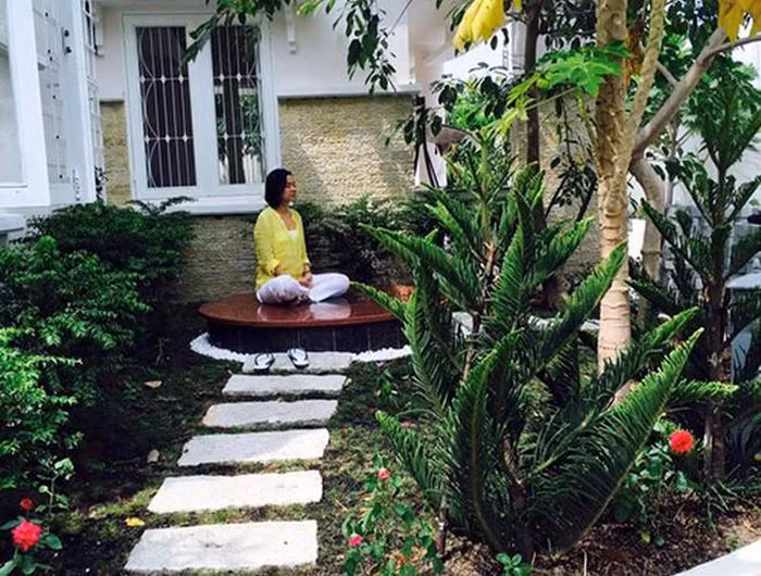 Ở tuổi 48, Việt Trinh và con trai sống tại biệt thự nhà vườn ngập cây xanh và hoa quả tại Bình Dương.