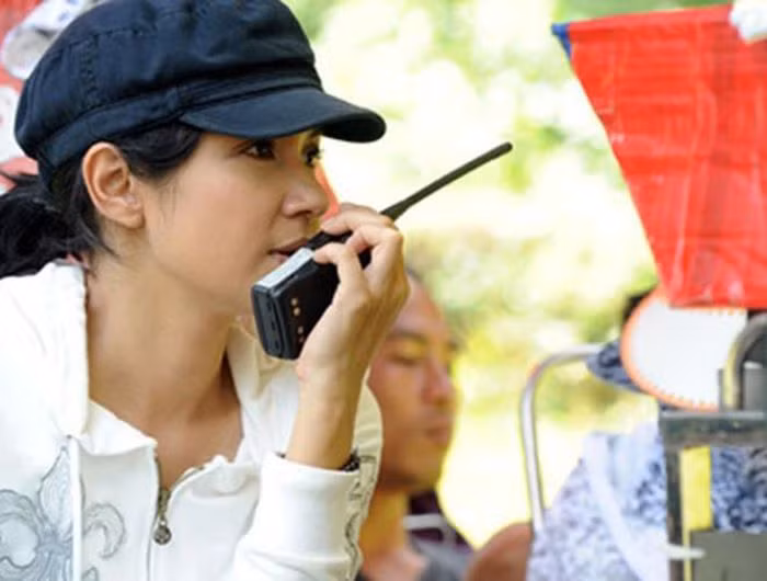 Trở lại với làng giải trí sau thời gian dài vắng bóng, Việt Trinh quyết định thử sức ở vai trò đạo diễn. Bỏ lại hình ảnh "mỹ nhân màn bạc", bà mẹ một con xông pha, lăn xả trên phim trường không thua kém bất kỳ đồng nghiệp nam.