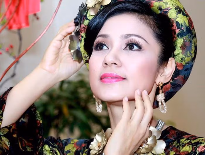 Việt Trinh là người trực tiếp đạo diễn một số bộ phim như "Trở về", "Vợ của chồng tôi", "Nữ minh tinh"... Công việc này đem lại cho người đẹp một nguồn thu ổn định.