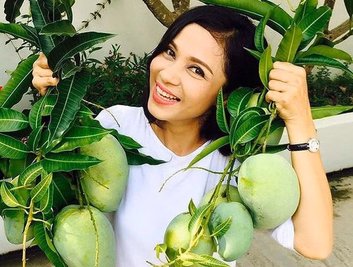 Trên trang cá nhân, "người đẹp Tây Đô" thường xuyên chia sẻ những khoảnh khắc đời thường, giản dị như chăm lo nhà cửa, vườn tược hay thu hoạch trái cây...