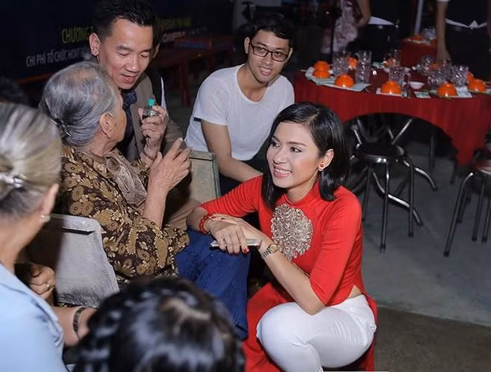 Việt Trinh còn được biết đến là một nghệ sĩ tích cực làm từ thiện. Người đẹp thường cùng các nghệ sĩ nổi tiếng, mạnh thường quân tổ chức những buổi thiện nguyện ý nghĩa để giúp đỡ những người khó khăn.