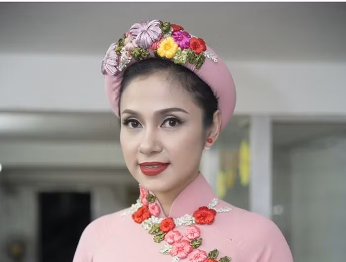 Từ năm 1991 đến 1996 được xem là thời kỳ hoàng kim của Việt Trinh. Cô được mệnh danh là "nữ hoàng" của dòng phim "mỳ ăn liền" với hàng chục vai diễn ấn tượng trong các bộ phim đình đám như: Lệnh truy nã, Vĩnh biệt mùa hè, Xương rồng đen, Sao em nỡ vội lấy chồng, Công tử Bạc Liêu, Vị đắng tình yêu 2, Đôi mắt người thương…