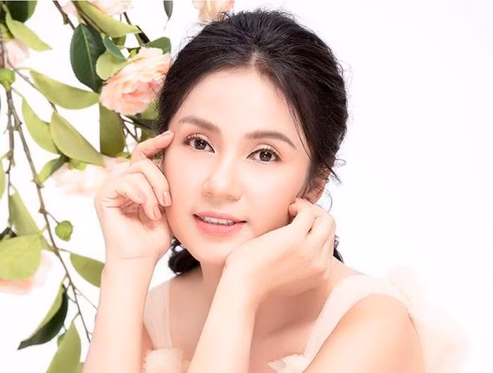 Ở tuổi 48, Việt Trinh vẫn đẹp bất chấp thời gian với gương mặt trái xoan, đôi mắt "biết nói" cùng làn da tươi trẻ.