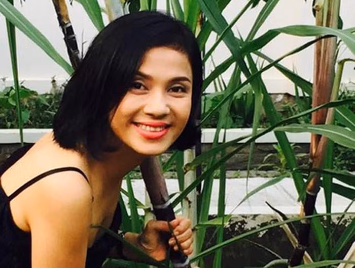 Ngoài nghề đạo diễn, Việt Trinh còn kinh doanh online. Nữ diễn viên thường livestream bán hàng và trò chuyện với người hâm mộ thông qua mạng xã hội. Mỗi khi xuất hiện trên sóng, Việt Trinh thu hút nhờ cách nói chuyện duyên dáng và nhan sắc rạng ngời bất chấp tuổi tác.