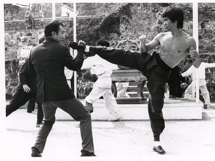 Tiền cước chặn đứng Han trong phim Long tranh hổ đấu (Enter the Dragon - 1973).