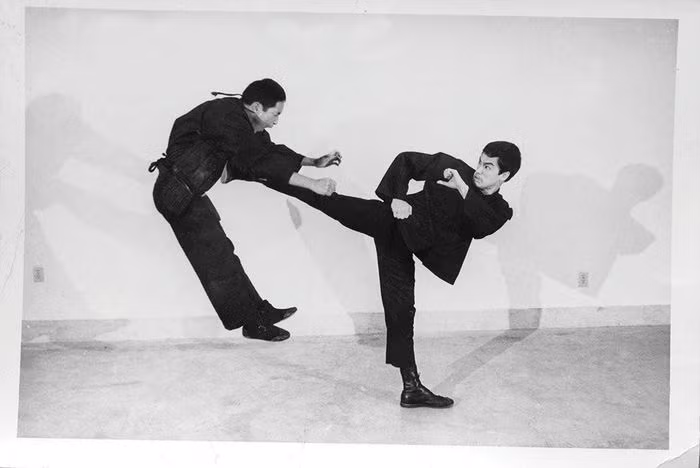 Cú đá ngang với Ted Wong trong phòng tập của Triệt quyền đạo.