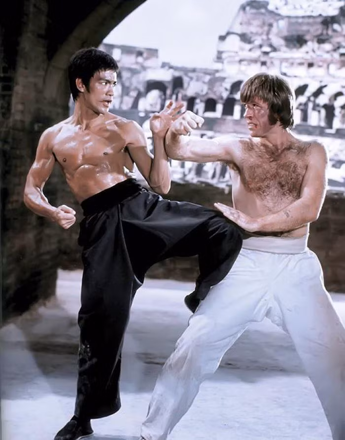Tất cước đỡ đòn trước Chuck Norris trong phim Mãnh Long quá giang (The Way of the Dragon - 1972).