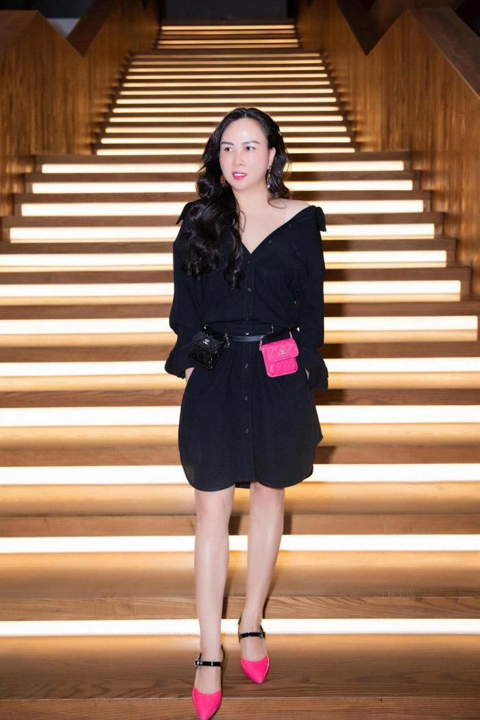 Phong cách phối đồ "có một không hai" của Phượng Chanel mùa dịch Covid-19 ảnh 24 Phong cách phối đồ "có một không hai" của Phượng Chanel mùa dịch Covid-19 ảnh 24