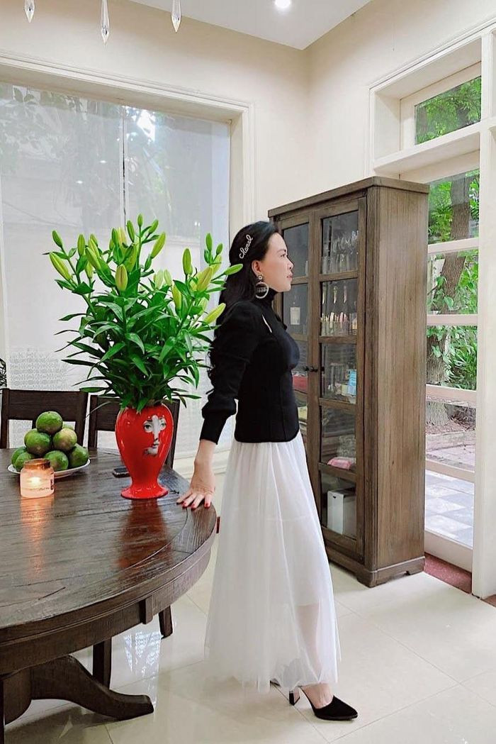 Phong cách phối đồ "có một không hai" của Phượng Chanel mùa dịch Covid-19 ảnh 2 Phong cách phối đồ "có một không hai" của Phượng Chanel mùa dịch Covid-19 ảnh 2