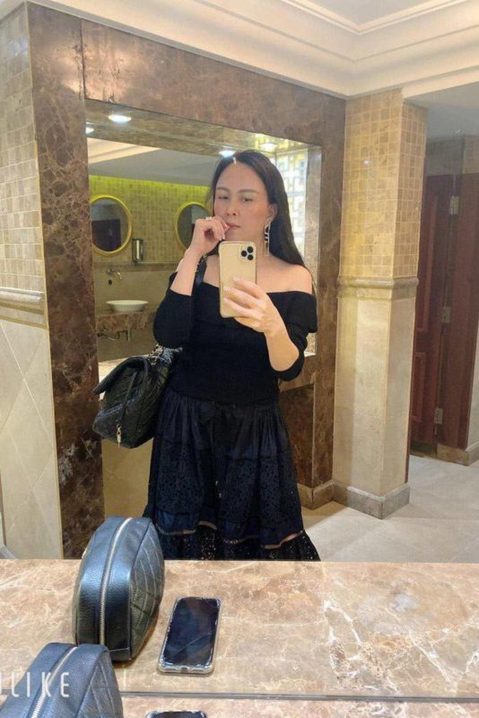 Phong cách phối đồ "có một không hai" của Phượng Chanel mùa dịch Covid-19 ảnh 6 Phong cách phối đồ "có một không hai" của Phượng Chanel mùa dịch Covid-19 ảnh 6