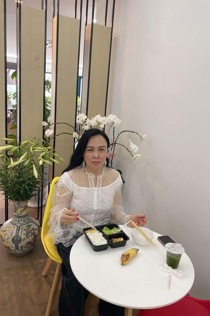 Phong cách phối đồ "có một không hai" của Phượng Chanel mùa dịch Covid-19 ảnh 3 Phong cách phối đồ "có một không hai" của Phượng Chanel mùa dịch Covid-19 ảnh 3