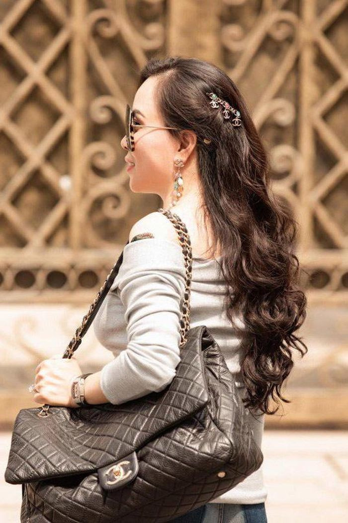 Phong cách phối đồ "có một không hai" của Phượng Chanel mùa dịch Covid-19 ảnh 18 Phong cách phối đồ "có một không hai" của Phượng Chanel mùa dịch Covid-19 ảnh 18