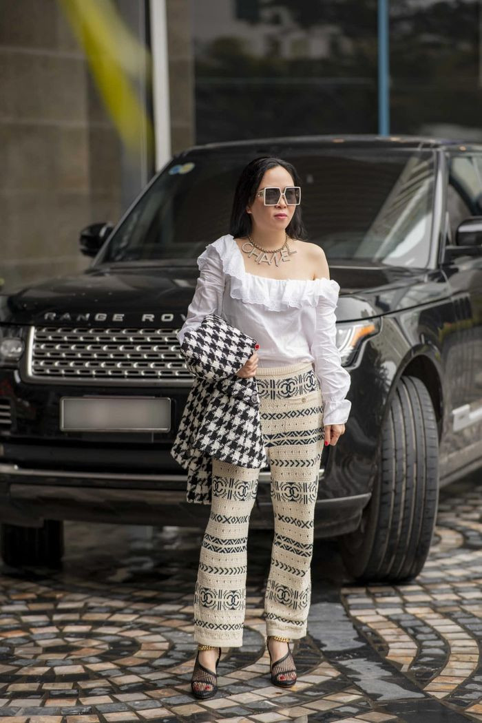 Phong cách phối đồ "có một không hai" của Phượng Chanel mùa dịch Covid-19 ảnh 12 Phong cách phối đồ "có một không hai" của Phượng Chanel mùa dịch Covid-19 ảnh 12