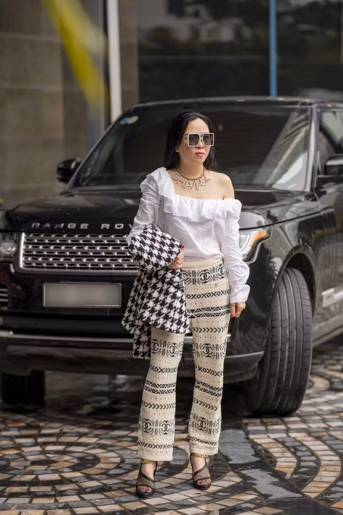 Phong cách phối đồ "có một không hai" của Phượng Chanel mùa dịch Covid-19 ảnh 12