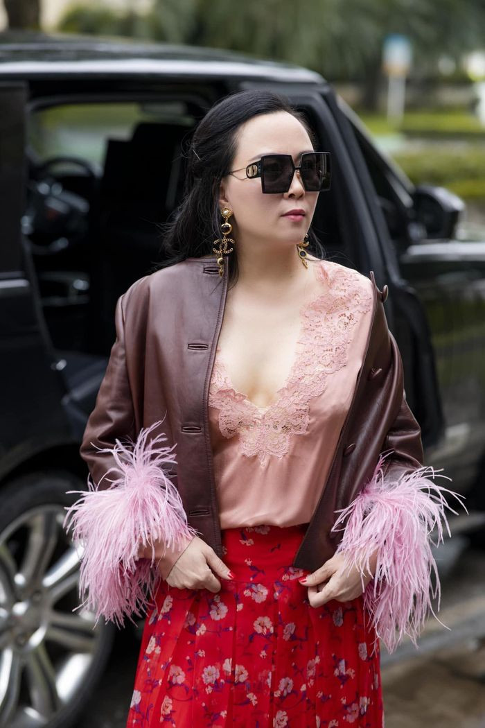 Phong cách phối đồ "có một không hai" của Phượng Chanel mùa dịch Covid-19 ảnh 9 Phong cách phối đồ "có một không hai" của Phượng Chanel mùa dịch Covid-19 ảnh 9