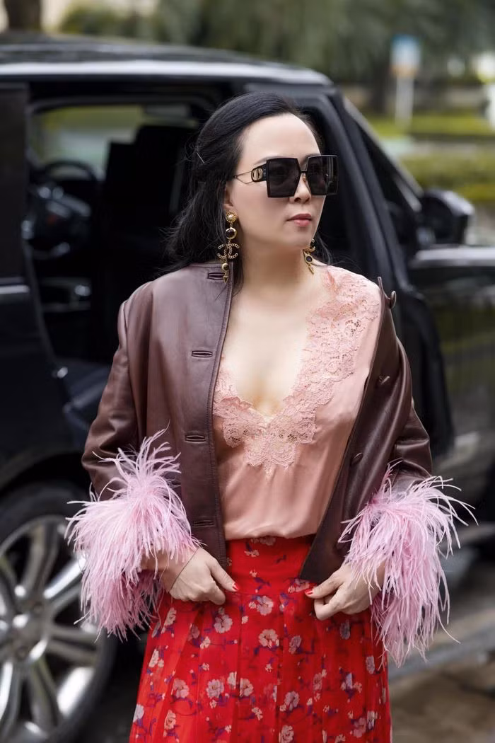 Phong cách phối đồ "có một không hai" của Phượng Chanel mùa dịch Covid-19 ảnh 9