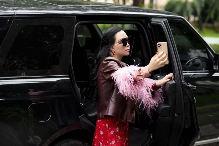 Phong cách phối đồ "có một không hai" của Phượng Chanel mùa dịch Covid-19 ảnh 8 Phong cách phối đồ "có một không hai" của Phượng Chanel mùa dịch Covid-19 ảnh 8