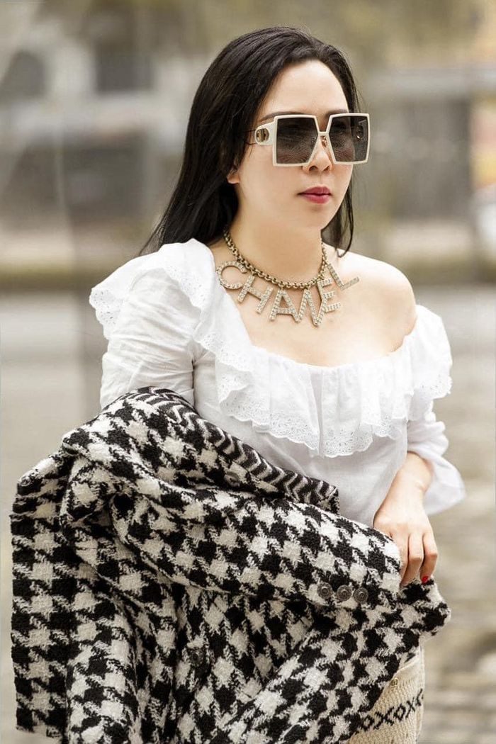 Phong cách phối đồ "có một không hai" của Phượng Chanel mùa dịch Covid-19 ảnh 13 Phong cách phối đồ "có một không hai" của Phượng Chanel mùa dịch Covid-19 ảnh 13