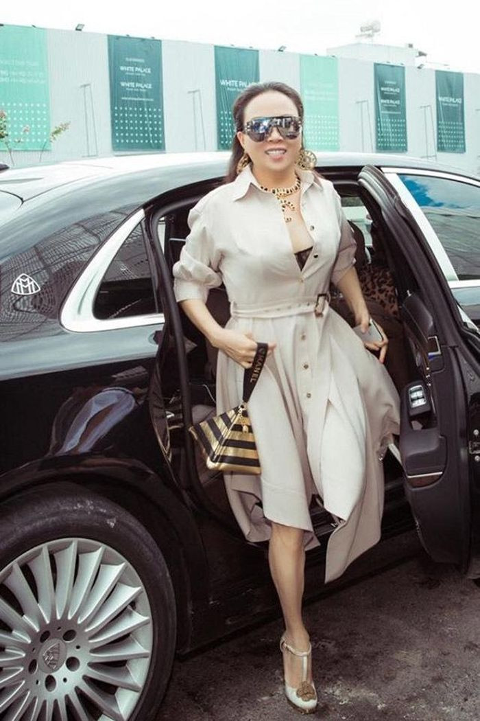 Phong cách phối đồ "có một không hai" của Phượng Chanel mùa dịch Covid-19 ảnh 20 Phong cách phối đồ "có một không hai" của Phượng Chanel mùa dịch Covid-19 ảnh 20