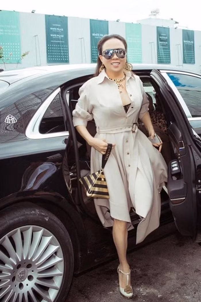 Phong cách phối đồ "có một không hai" của Phượng Chanel mùa dịch Covid-19 ảnh 20