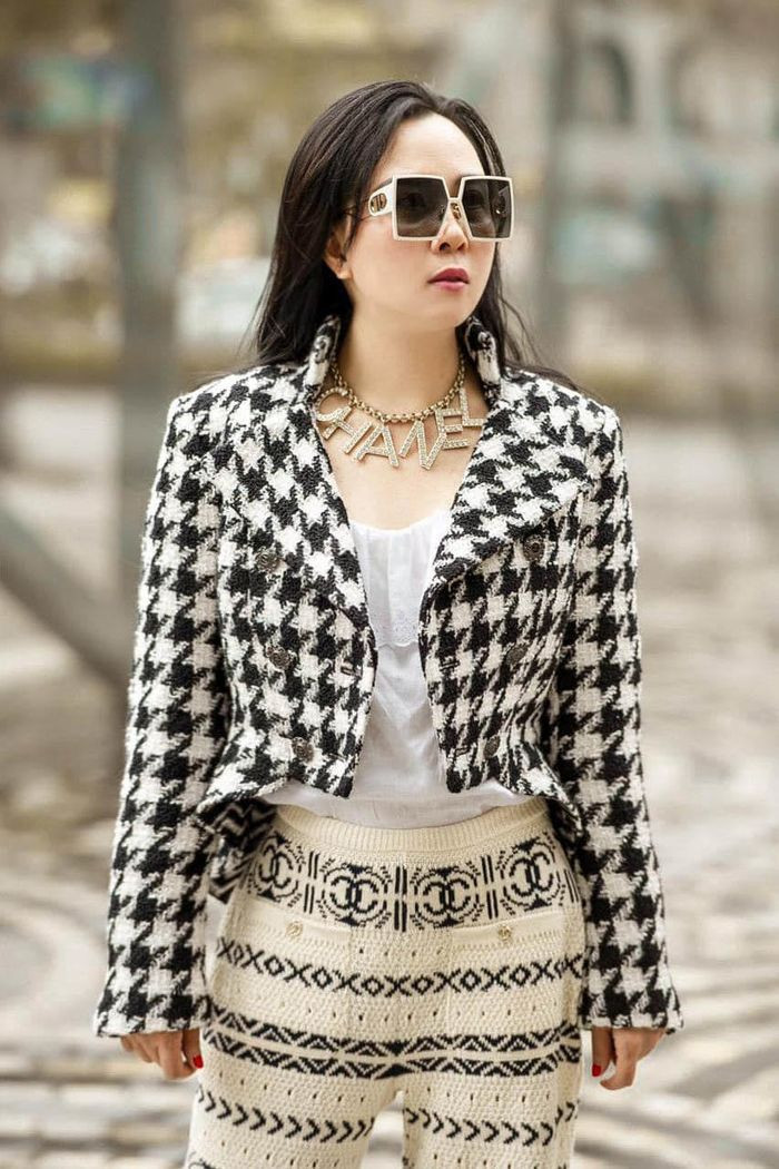 Phong cách phối đồ "có một không hai" của Phượng Chanel mùa dịch Covid-19 ảnh 11 Phong cách phối đồ "có một không hai" của Phượng Chanel mùa dịch Covid-19 ảnh 11