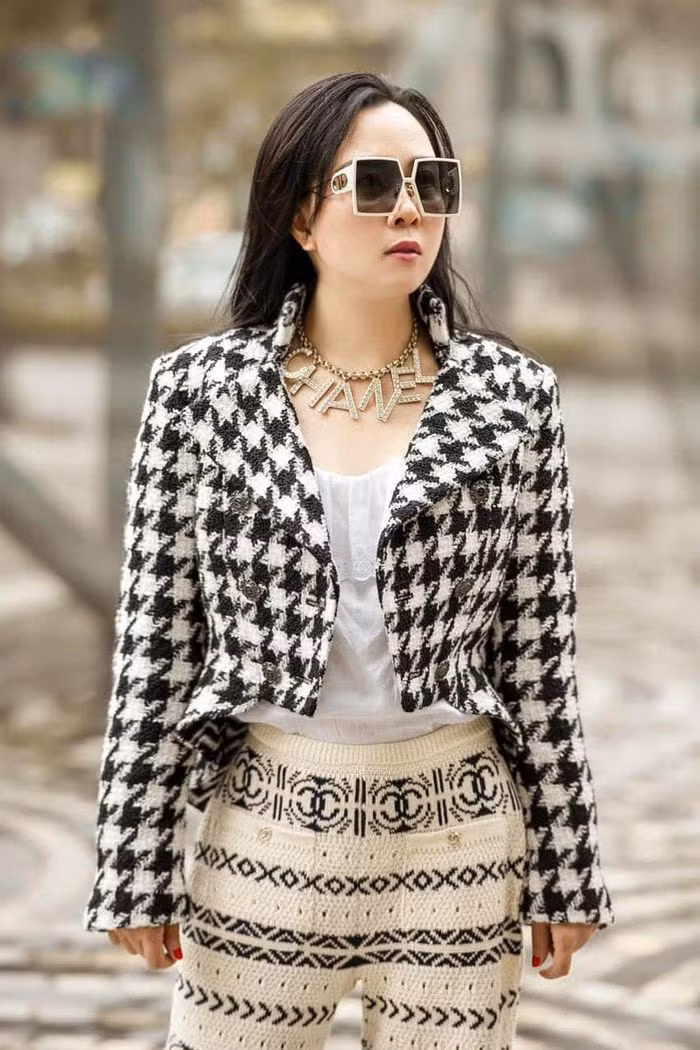 Phong cách phối đồ "có một không hai" của Phượng Chanel mùa dịch Covid-19 ảnh 11