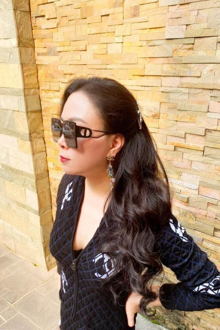 Phong cách phối đồ "có một không hai" của Phượng Chanel mùa dịch Covid-19 ảnh 16 Phong cách phối đồ "có một không hai" của Phượng Chanel mùa dịch Covid-19 ảnh 16