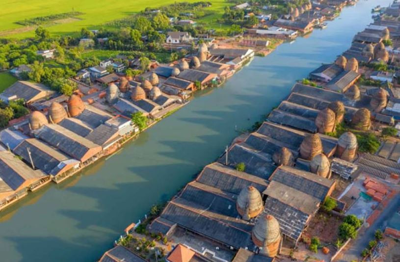 Một góc làng nghề sản xuất gạch, gốm huyện Mang Thít. Ảnh: Nam Sơn. Một góc làng nghề sản xuất gạch, gốm huyện Mang Thít. Ảnh: Nam Sơn.