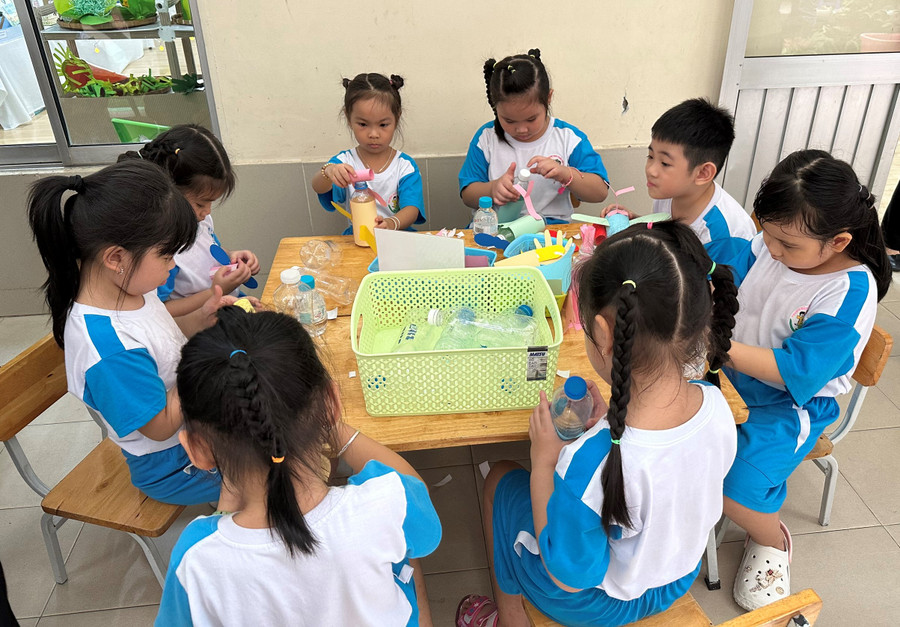 Trẻ háo hức tham gia các hoạt động. Trẻ háo hức tham gia các hoạt động.