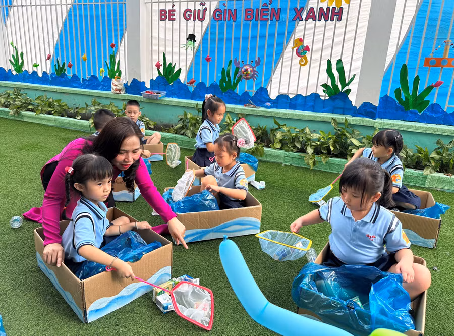 Trẻ tham gia hoạt động bé giữ gìn biển xanh.