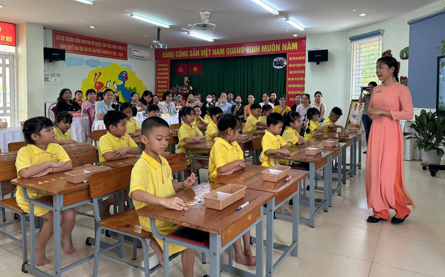 Cán bộ Phòng GD&ĐT quận 7, Hiệu trưởng các trường Mầm non trên địa bàn và đông đảo phụ huynh học sinh dự giờ tại lớp học giả định. Cán bộ Phòng GD&ĐT quận 7, Hiệu trưởng các trường Mầm non trên địa bàn và đông đảo phụ huynh học sinh dự giờ tại lớp học giả định.
