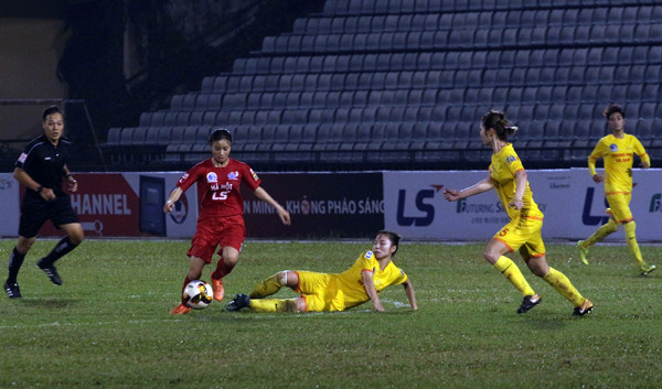 Hà Nội (đỏ) chơi tốt và thắng xứng đáng.