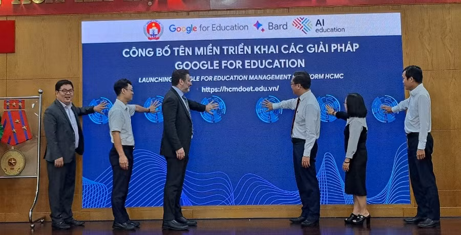 Các đại biểu bấm nút hệ thống tên miền mới.