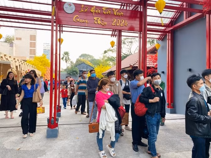 Sinh viên, người lao động chuẩn bị lên xe về quê ăn Tết.