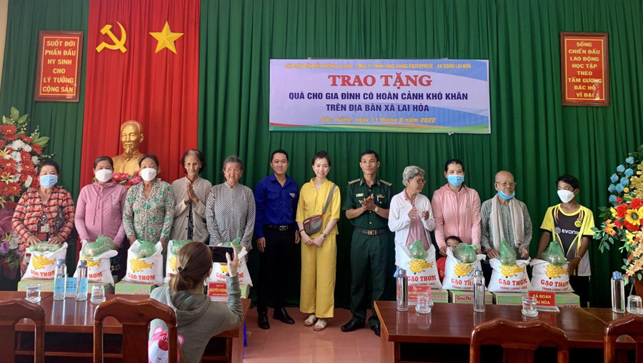 Những phần quà chia sẻ một phần khó khăn cho các hộ nghèo.