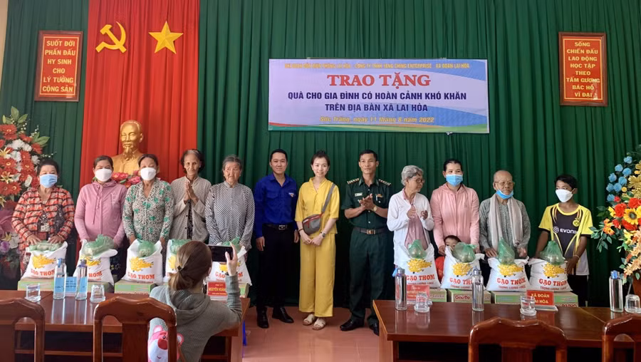 Những phần quà chia sẻ một phần khó khăn cho các hộ nghèo.