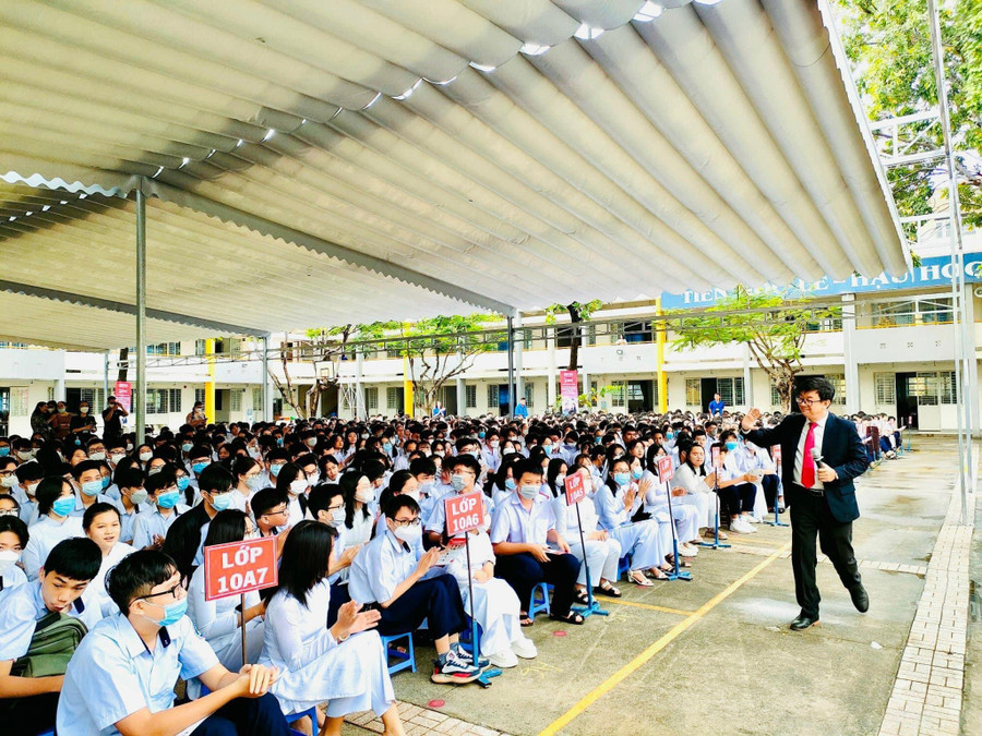 Trường THPT Phước Long lồng ghép hoạt động giáo dục hướng nghiệp với hoạt động giáo dục ngoài giờ lên lớp. Trường THPT Phước Long lồng ghép hoạt động giáo dục hướng nghiệp với hoạt động giáo dục ngoài giờ lên lớp.