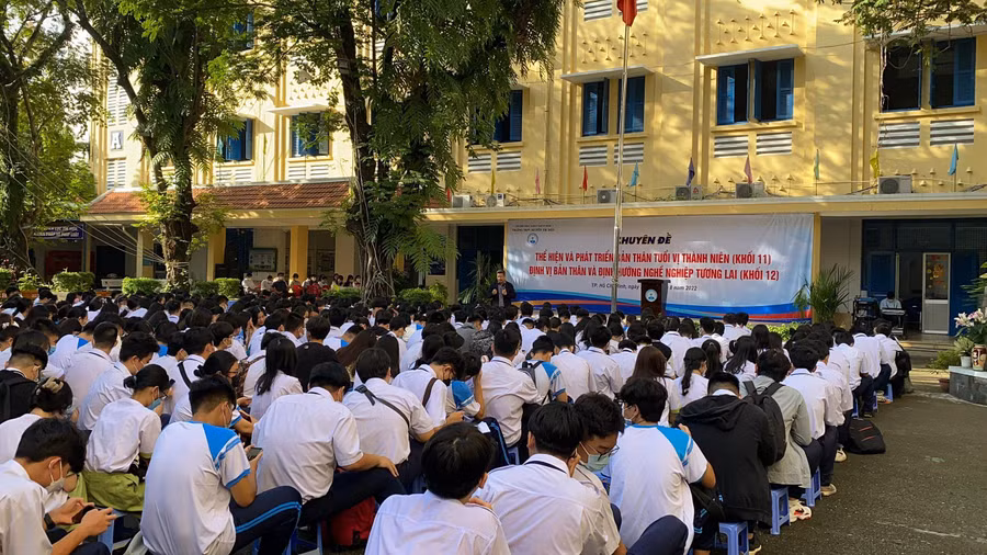 Trường THPT Nguyễn Thị Diệu tổ chức sinh hoạt chuyên đề “Định vị bản thân và định hướng nghề nghiệp tương lai” cho học sinh khối 12.