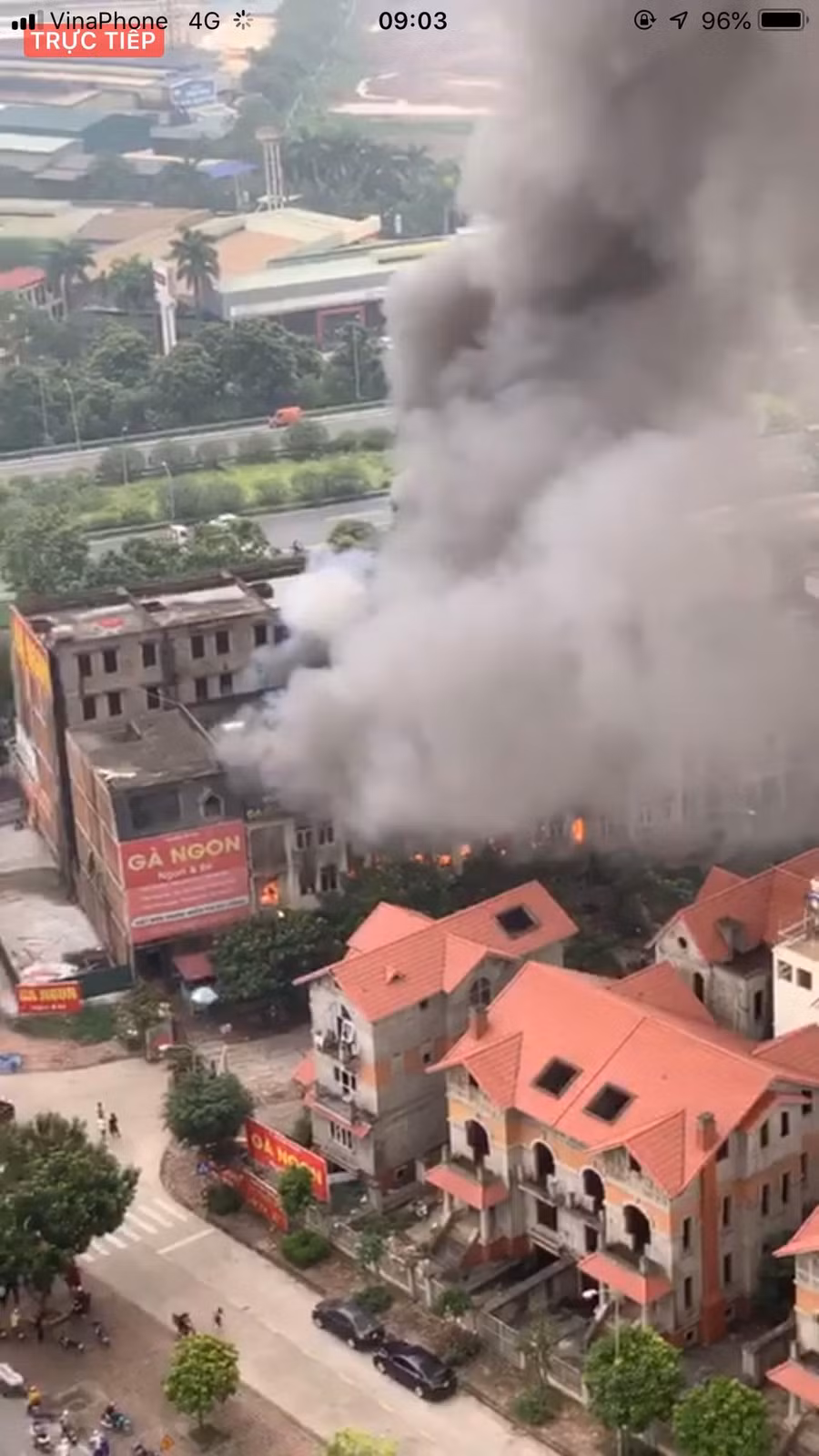 Ngọn lửa nhanh chóng lan sang khu vực xung quanh. Ảnh: CTV