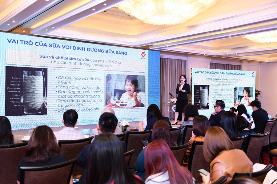 Tại hội thảo, các chuyên gia cũng nhấn mạnh vai trò của sữa trong bữa sáng để bổ sung đầy đủ dưỡng chất cho trẻ khởi đầu ngày mới. Tại hội thảo, các chuyên gia cũng nhấn mạnh vai trò của sữa trong bữa sáng để bổ sung đầy đủ dưỡng chất cho trẻ khởi đầu ngày mới.