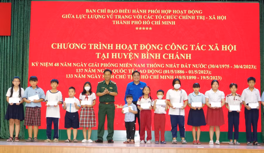 Đại tá Đoàn Duy Phước, phó Chỉ huy trưởng, Tham mưu trưởng BĐBP TP, ông Ngô Minh Hải, Phó Bí thư Thường trực Thành đoàn TPHCM tặng 30 phần quà cho cho trẻ mồ côi do dịch Covid-19.